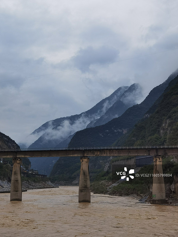 陕西省汉中市略阳县略阳站嘉陵江铁路大桥：汉阳铁厂造铁轨图片素材