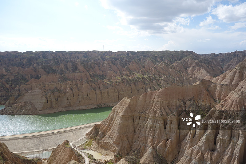 青海省海南州共和县龙羊峡土林地质公园：龙羊峡水电站水库图片素材