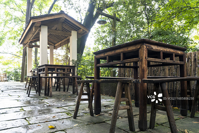 中国传统家具木制八仙桌图片素材