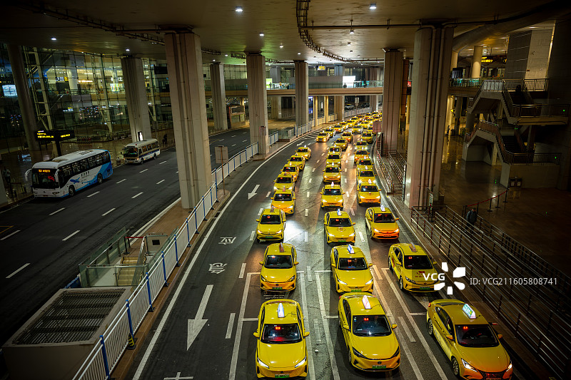 重庆机场的黄色法拉利，等候着的重庆出租车图片素材
