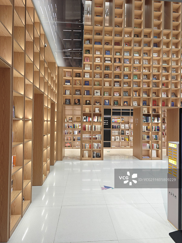 上海书店福州路店室内装修木质装修格子书架图片素材