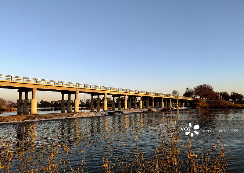 夕阳下的大桥——拍摄于呼和浩特赛罕区千岛湖图片素材