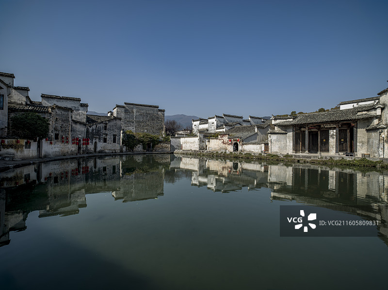 中国安徽省黄山市黟县宏村镇拍摄到了一幅如诗如画的田园景致图片素材