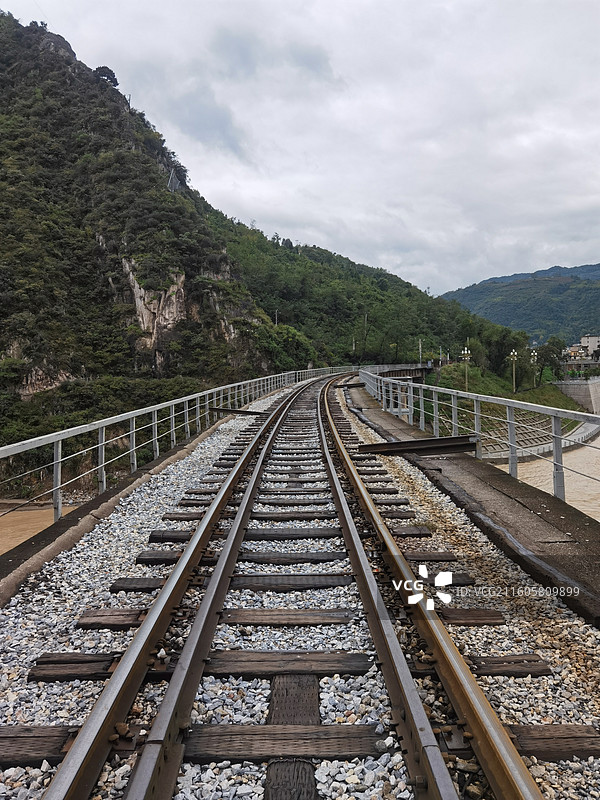陕西省汉中市略阳县略阳站嘉陵江铁路大桥：汉阳铁厂造铁轨图片素材