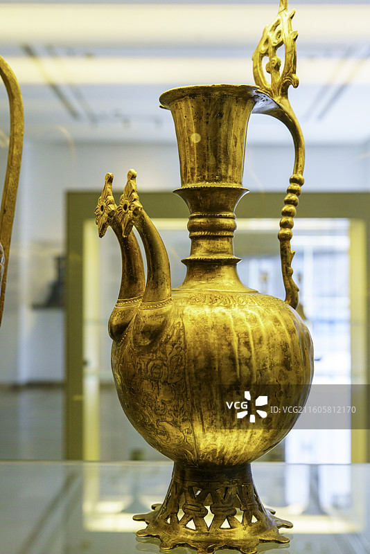 马来西亚吉隆坡著名景点伊斯兰艺术博物馆展览藏品——12-13世纪后萨珊时期双喷口水壶图片素材