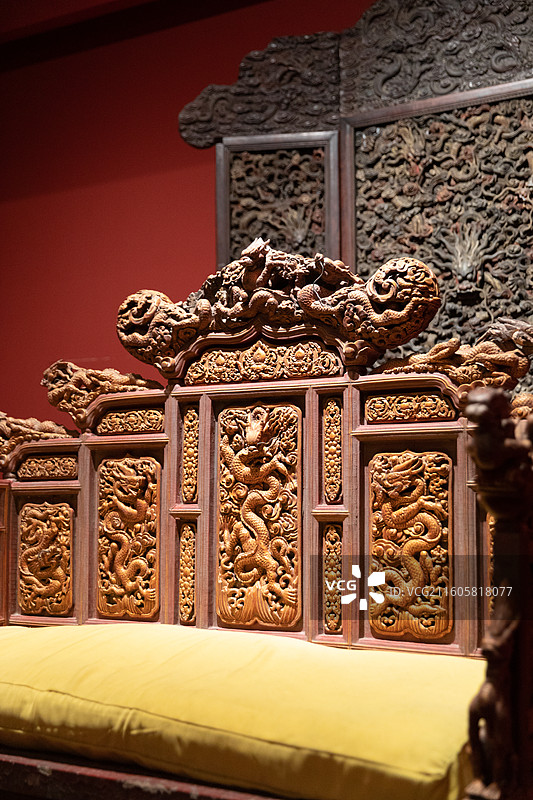 清金漆雕龙纹有束腰带托泥七屏式宝座图片素材