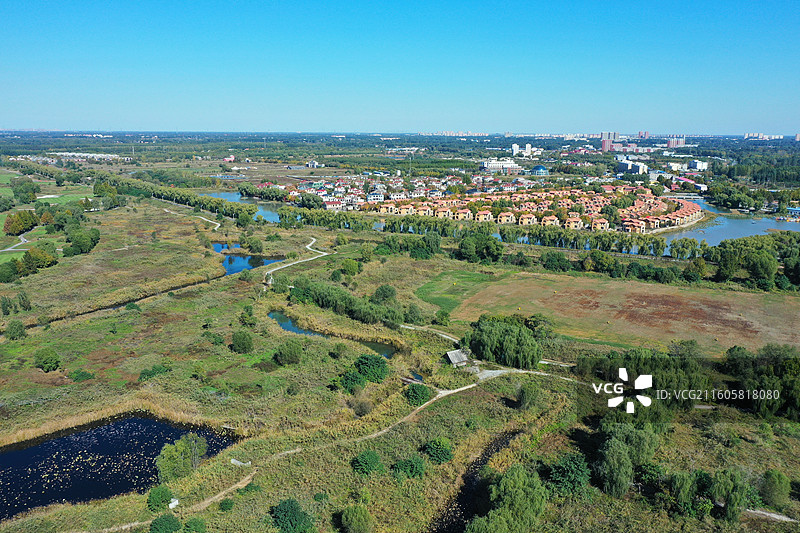 怀揣梦想画中游，乐享航拍无忧愁  鹤发童颜精神爽，与时俱进不停留  人生无悔走大道，万水千山任我走图片素材