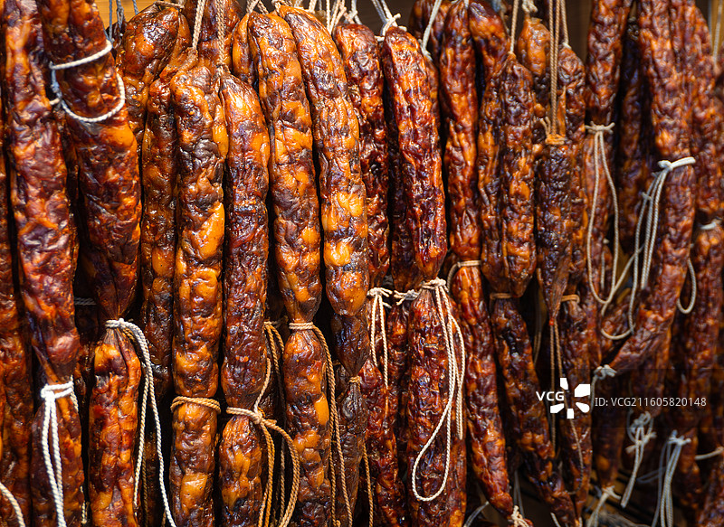 市场上悬挂的年货腌制腊味香肠特写图片素材