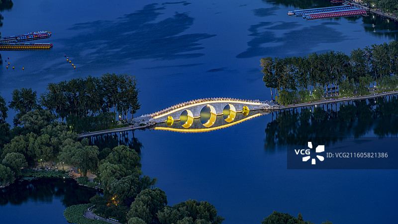 北京蓝调夜晚的玉渊潭中堤桥图片素材
