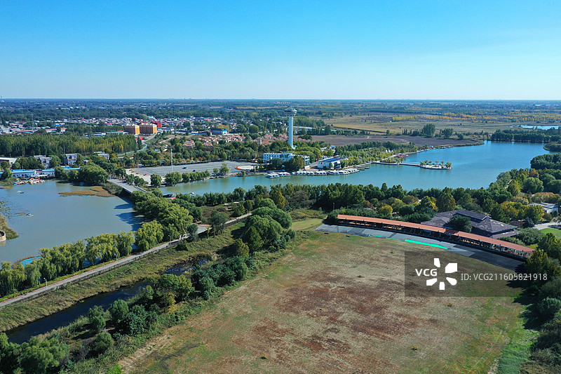 怀揣梦想画中游，乐享航拍无忧愁  鹤发童颜精神爽，与时俱进不停留  人生无悔走大道，万水千山任我走图片素材