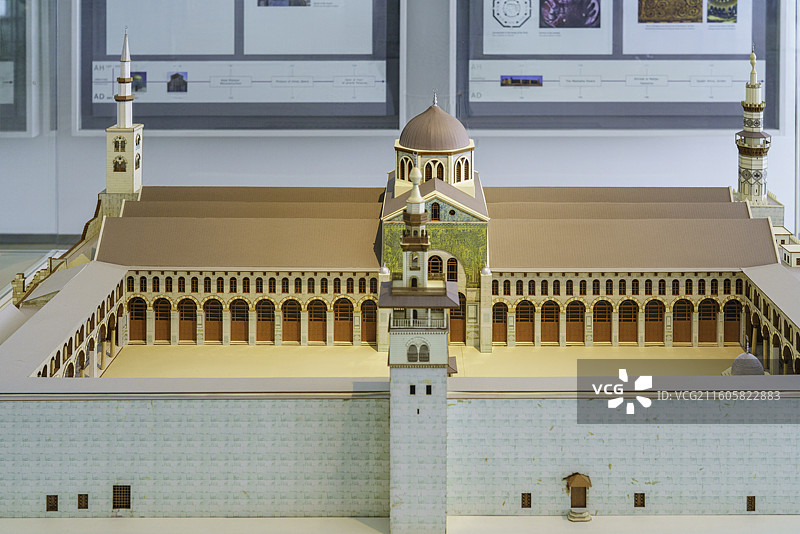 马来西亚吉隆坡著名景点伊斯兰艺术博物馆展览藏品——建于 661 年的叙利亚大马士革大倭马亚清真寺模型图片素材