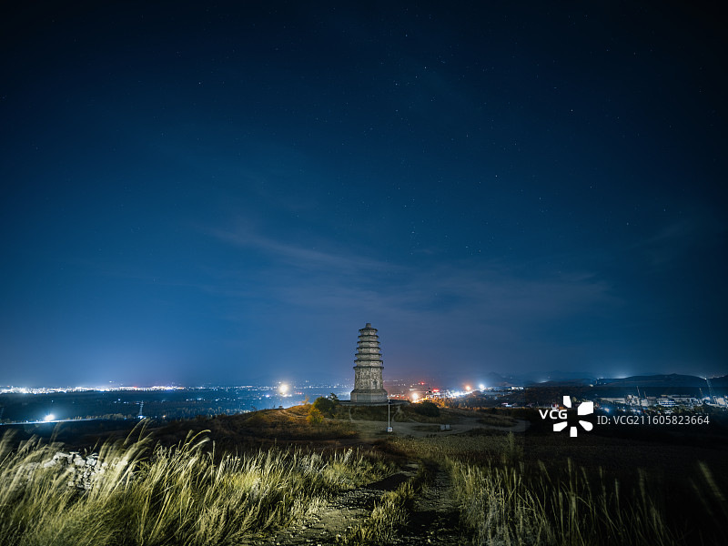 内蒙古赤峰市巴林左旗神秘星空下的上京南塔图片素材