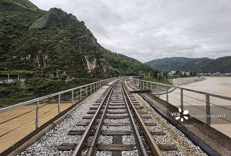 陕西省汉中市略阳县略阳站嘉陵江铁路大桥：汉阳铁厂造铁轨图片素材
