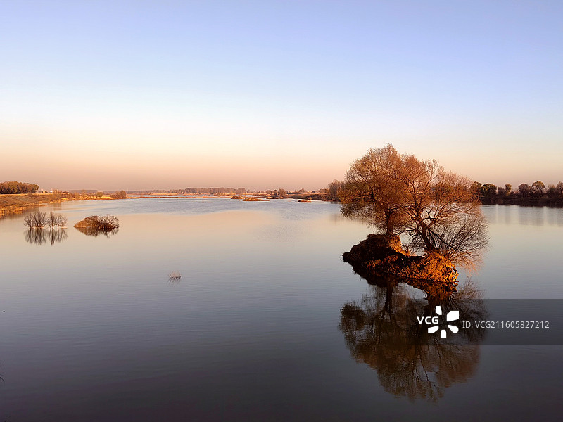 初冬夕阳下的千岛湖——拍摄于呼和浩特赛罕区千岛湖图片素材