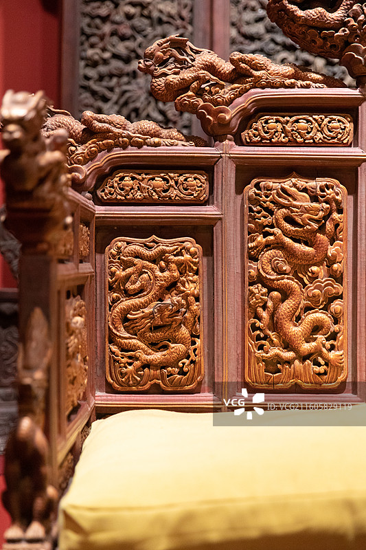 清金漆雕龙纹有束腰带托泥七屏式宝座图片素材