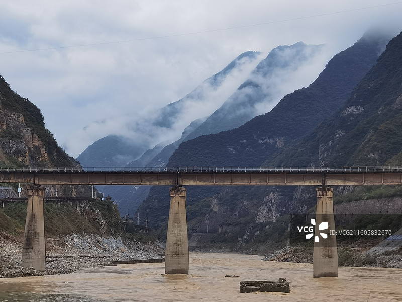 陕西省汉中市略阳县略阳站嘉陵江铁路大桥：汉阳铁厂造铁轨图片素材
