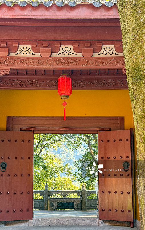 杭州飞来峰景区永福寺山顶框景秋天图片素材
