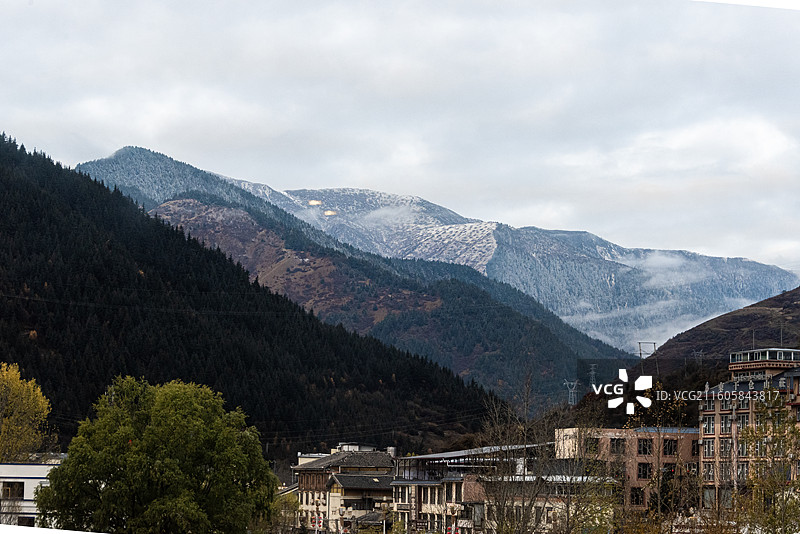 在川主寺镇遥望岷山图片素材