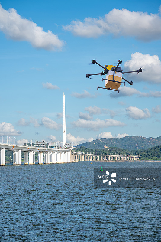 深圳湾大桥和无人机送货，无人机送餐，低空经济和新质生产力概念图片素材