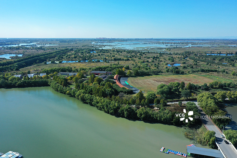 怀揣梦想画中游，乐享航拍无忧愁  鹤发童颜精神爽，与时俱进不停留  人生无悔走大道，万水千山任我走图片素材