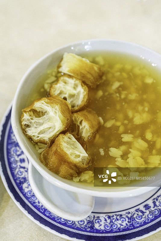 马来西亚首都吉隆坡街头茶室传统美食油条糖水图片素材