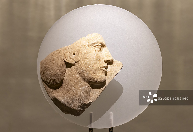 大理石女性头像浮雕圆盘残片 米洛斯岛 基克拉迪群岛 希腊国家考古博物馆图片素材