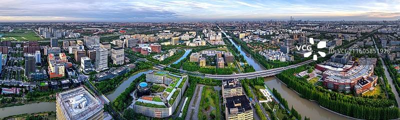 航拍张江科学城日出 火炬莲花科创园诺华上海园区 金科路 川杨河 陶氏化学 张江高科技 浦东开发开放图片素材