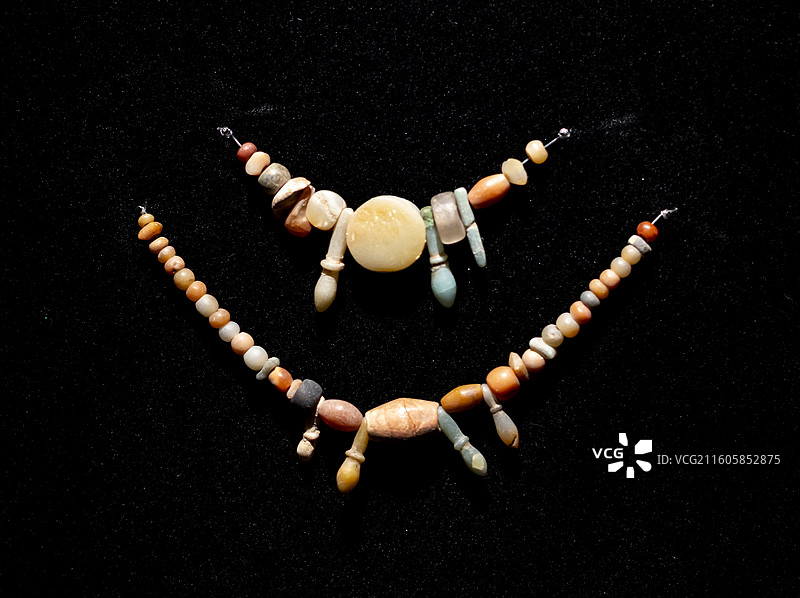 彩色宝石项链 帕洛斯岛 早期基克拉迪文化一期 希腊国家考古博物馆图片素材