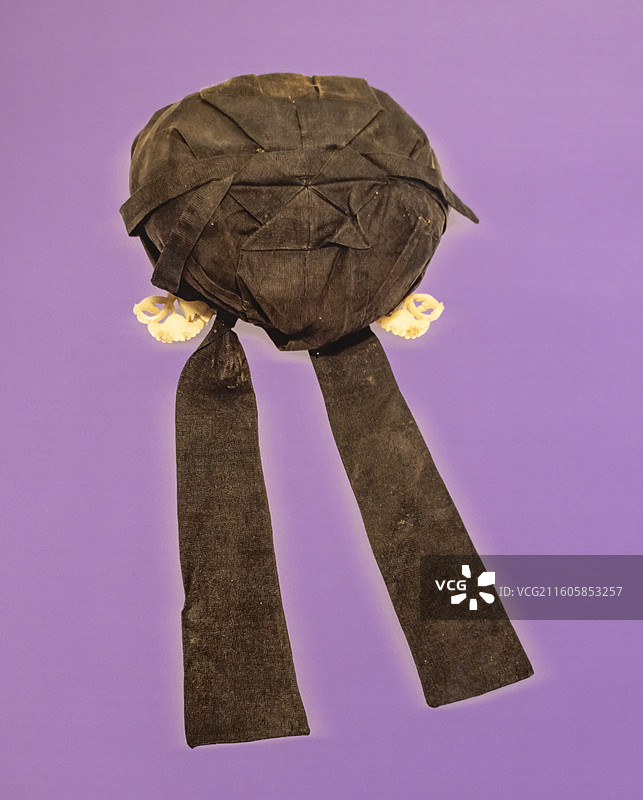 黑龙江阿城金齐国王墓出土的塌鸱巾 黑龙江省博物馆图片素材