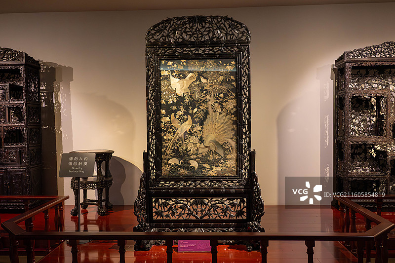 广绣黑缎花鸟图酸枝雕竹纹貔貅座插屏，广州十三行博物馆，19世纪，王恒、冯杰伉俪赠图片素材