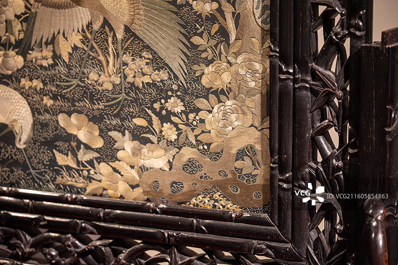 广绣黑缎花鸟图酸枝雕竹纹貔貅座插屏，广州十三行博物馆，19世纪，王恒、冯杰伉俪赠图片素材