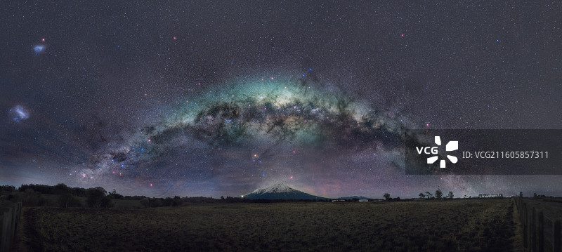 银河雪山之眼图片素材