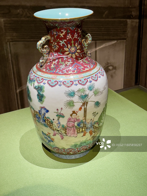 故宫博物院百年大展粉彩婴戏图双耳撇口瓶图片素材