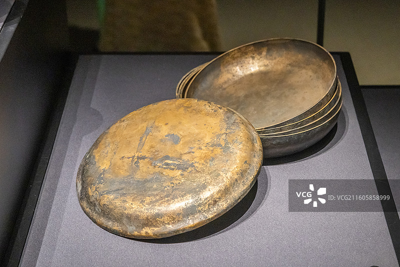 湖北省博物馆浅腹铜套盘战国时期1986年荆门包山2号墓出土图片素材