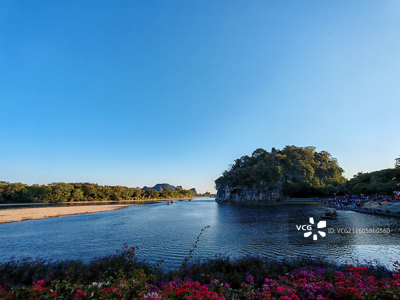 秋季的蓝天下从爱情岛远望漓江象山穿山和塔山图片素材