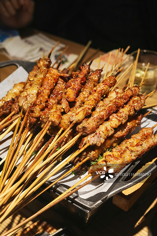 烤羊肉串高视角特写图片素材