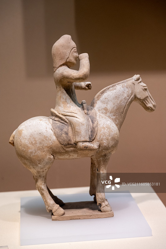 唐代彩绘陶骑马官吏俑（南京博物院藏）图片素材