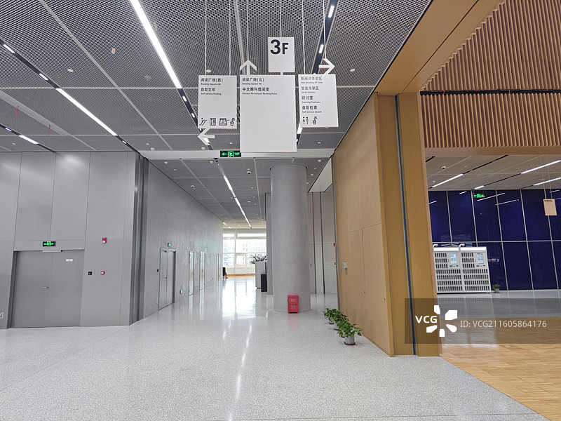 上海图书馆东馆建筑室内装修木色室内空间图片素材