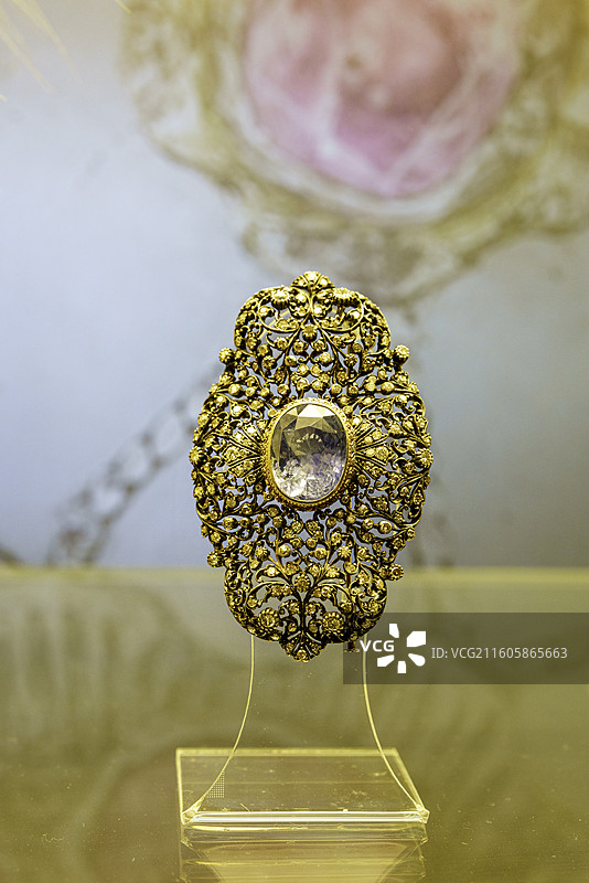 马来西亚吉隆坡著名景点伊斯兰艺术博物馆展览藏品——19世纪奥斯曼土耳其镶钻蓝宝石胸针图片素材