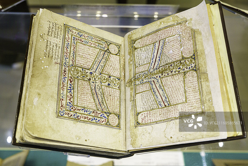 马来西亚吉隆坡著名景点伊斯兰艺术博物馆展览藏品——1007年左右北非或安达卢西亚的祈祷书图片素材
