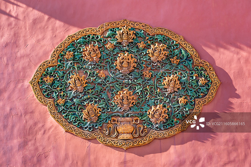 北京故宫乾清门八字形琉璃影壁琉璃宝相花与花篮卷草纹图片素材