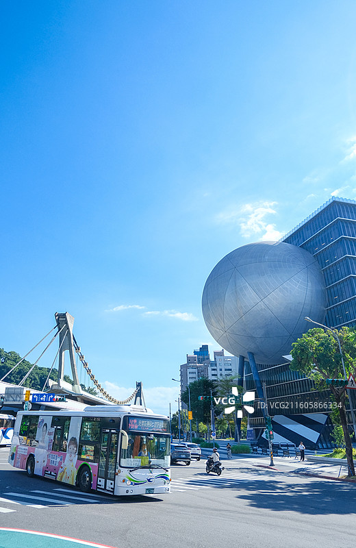 台北市士林区捷运剑潭站和台北表演艺术中心街景图片素材