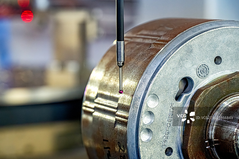 CMM三坐标测量机 探针头部红色小球接触工件表面记录三维坐标数据 海克斯康 驱动电机定子检测方案图片素材