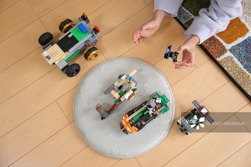 在家里玩乐高的男孩图片素材