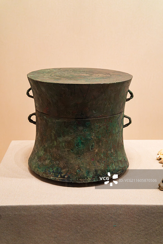 青铜鼓形器物陈列展示图片素材