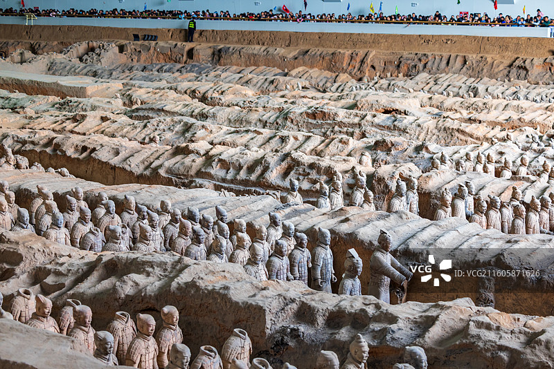 陕西西安秦始皇兵马俑博物馆一号坑内的兵马俑图片素材