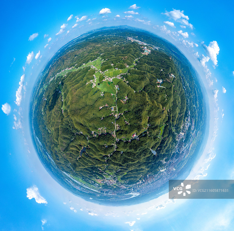 航拍俯瞰益阳桃江县乡村的丘陵风貌与桃花江竹海景区的球形全景图图片素材