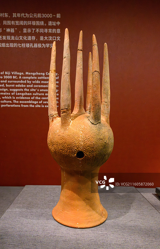 七柱镂孔器，新石器时代，龙山文化(公元前2600~前2000年)，安徽蒙城尉迟寺遗址图片素材