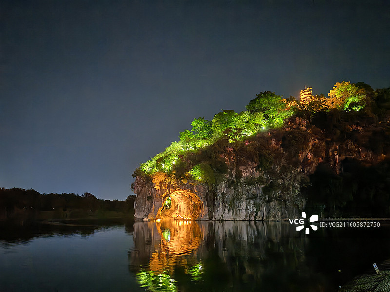 秋天桂林标志性景点象鼻山夜景图片素材