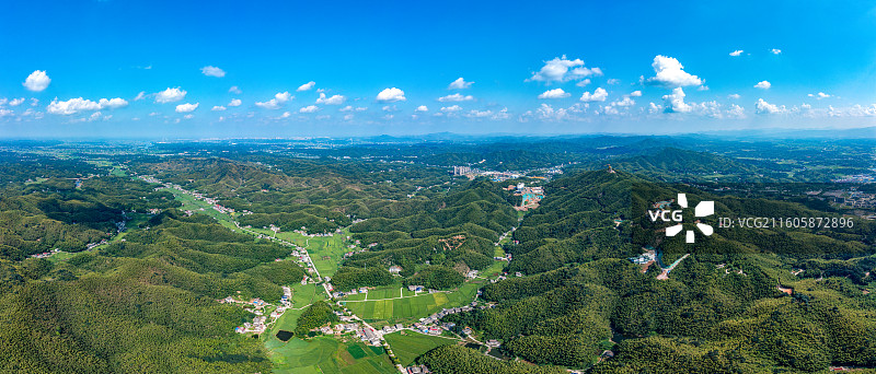 航拍益阳桃江县乡村的丘陵风貌与桃花江竹海景区全景图图片素材